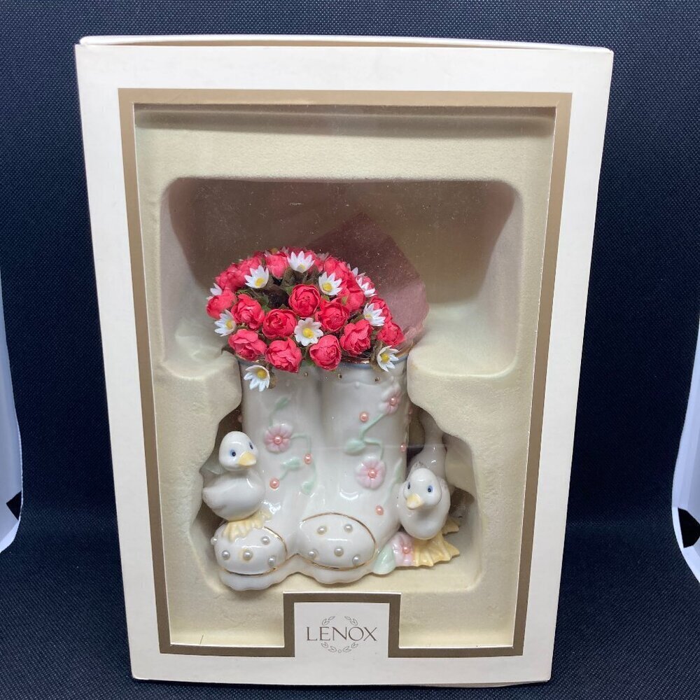 New in box Lenox Petals & Pearls duck bud vase